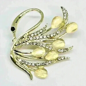 NWOT Elegant Swan Shaped Brooch